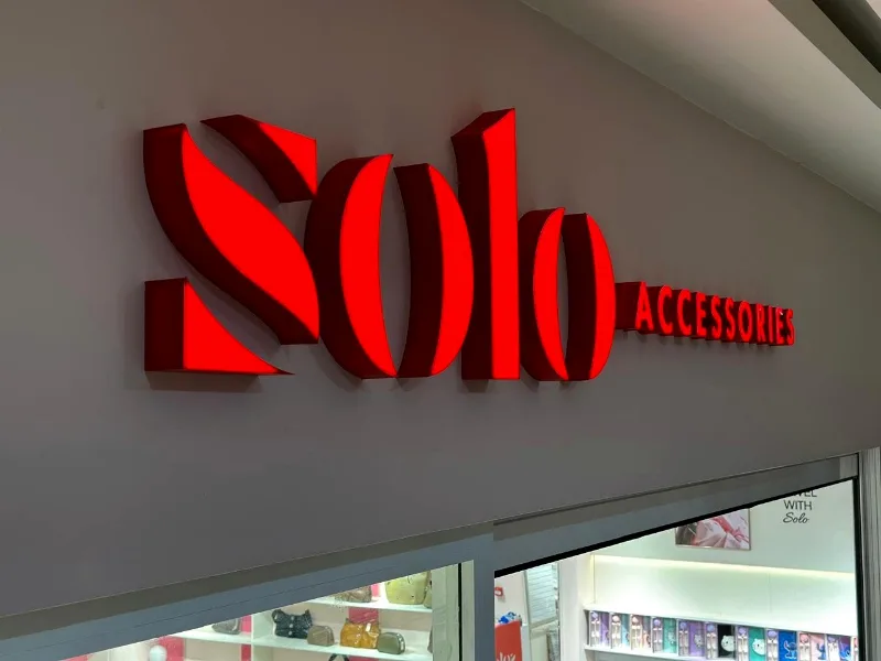 Solo Accessories — красные световые объёмные буквы