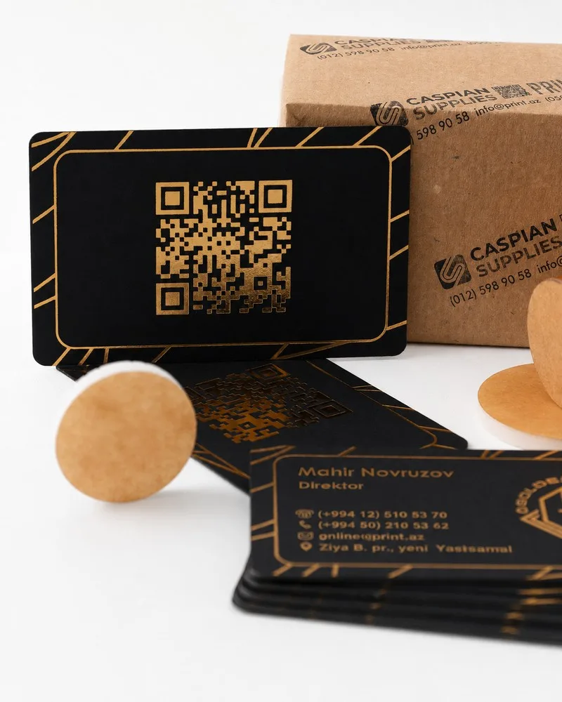 Оборот карточки: QR-код фольгой